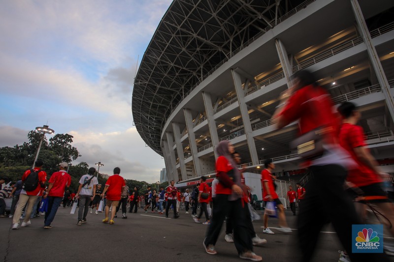 Supporter yang hadir untuk menyaksikan langsung pertandingan Indonesia vs Bahrain dalam laga lanjutan Grup C Kualifikasi Piala Dunia 2026 zona Asia memadati kawasan Stadion Utama Gelora Bung Karno (SUGBK), Senayan, Jakarta, Selasa (25/3/2024). (CNBC Indonesia/Faisal Rahman)