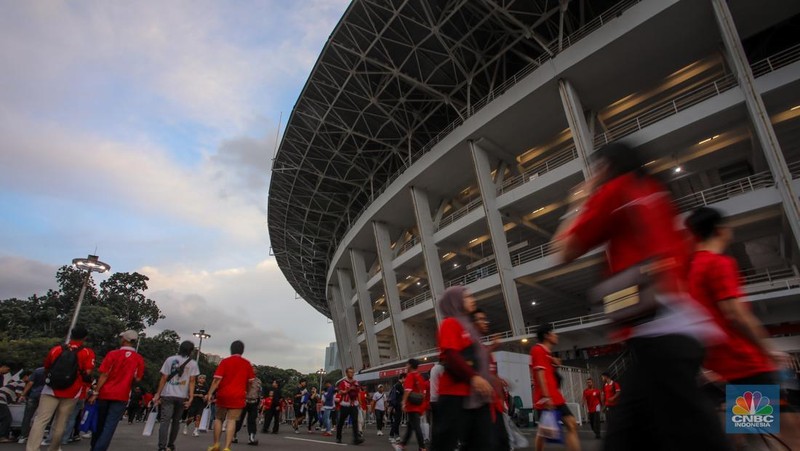 Supporter yang hadir untuk menyaksikan langsung pertandingan Indonesia vs Bahrain dalam laga lanjutan Grup C Kualifikasi Piala Dunia 2026 zona Asia memadati kawasan Stadion Utama Gelora Bung Karno (SUGBK), Senayan, Jakarta, Selasa (25/3/2024). (վ/Faisal Rahman)
