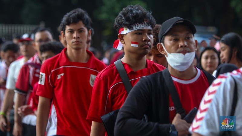 Supporter yang hadir untuk menyaksikan langsung pertandingan Indonesia vs Bahrain dalam laga lanjutan Grup C Kualifikasi Piala Dunia 2026 zona Asia memadati kawasan Stadion Utama Gelora Bung Karno (SUGBK), Senayan, Jakarta, Selasa (25/3/2024). (վ/Faisal Rahman)