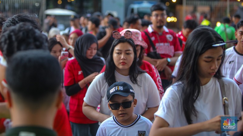 Supporter yang hadir untuk menyaksikan langsung pertandingan Indonesia vs Bahrain dalam laga lanjutan Grup C Kualifikasi Piala Dunia 2026 zona Asia memadati kawasan Stadion Utama Gelora Bung Karno (SUGBK), Senayan, Jakarta, Selasa (25/3/2024). (CNBC Indonesia/Faisal Rahman)