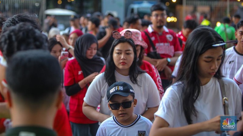 Supporter yang hadir untuk menyaksikan langsung pertandingan Indonesia vs Bahrain dalam laga lanjutan Grup C Kualifikasi Piala Dunia 2026 zona Asia memadati kawasan Stadion Utama Gelora Bung Karno (SUGBK), Senayan, Jakarta, Selasa (25/3/2024). (վ/Faisal Rahman)