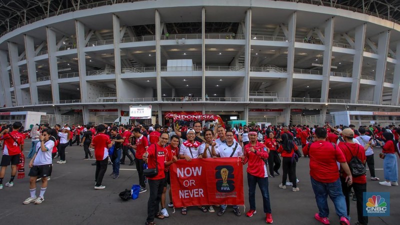 Supporter yang hadir untuk menyaksikan langsung pertandingan Indonesia vs Bahrain dalam laga lanjutan Grup C Kualifikasi Piala Dunia 2026 zona Asia memadati kawasan Stadion Utama Gelora Bung Karno (SUGBK), Senayan, Jakarta, Selasa (25/3/2024). (վ/Faisal Rahman)