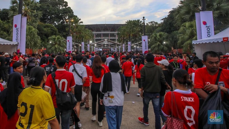 Supporter yang hadir untuk menyaksikan langsung pertandingan Indonesia vs Bahrain dalam laga lanjutan Grup C Kualifikasi Piala Dunia 2026 zona Asia memadati kawasan Stadion Utama Gelora Bung Karno (SUGBK), Senayan, Jakarta, Selasa (25/3/2024). (վ/Faisal Rahman)