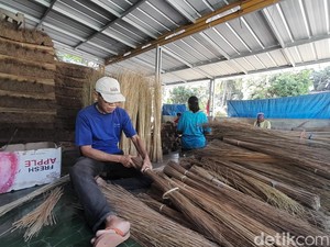 Geliat Sapu Lidi Pangandaran Menembus Pasar Asia