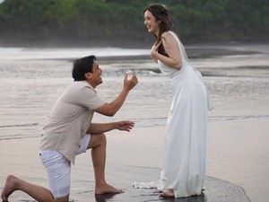 Billy Syahputra Berlutut Berikan Cincin, Vika Kolesnaya: I Am Very Happy