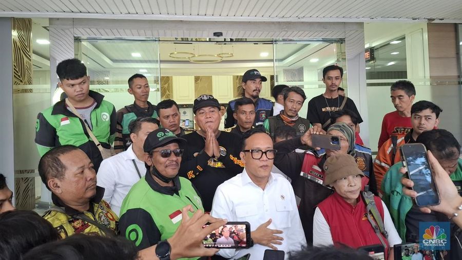 Wakil Menteri Ketenagakerjaan, Immanuel Ebenezer menemui para driver ojol yang tergabung pada Serikat Pekerja Angkutan Indonesia (SPAI) di Gedung Kemnaker, Selasa (25/3/2025) (CNBC Indonesia/Chandra Dwi)