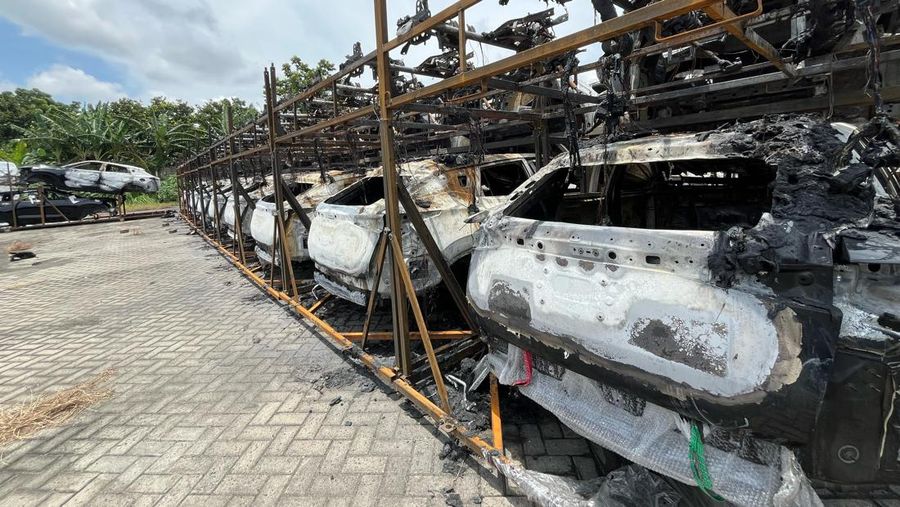 100 unit KD (Knock-Down) Kit mobil bensin Chery terbakar di gudang penyimpanan di Medan Satria, Bekasi, Minggu (23/3/2025). (Dok. Detikcom/Luthfi Anshori)