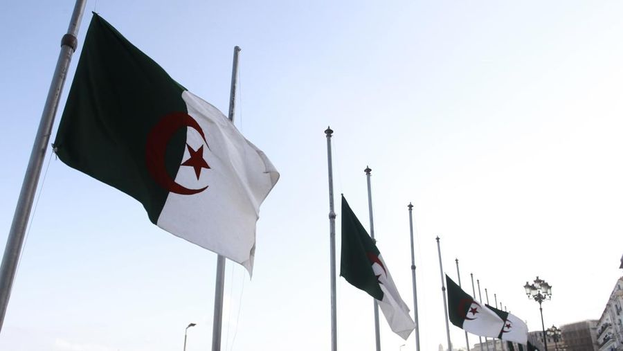 Bendera Aljazair berkibar. (AP Photo/Fateh Guidoum/File Foto)