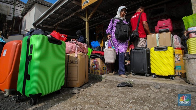 Calon penumpang menunggu kedatangan bus di Terminal Bayangan Pondok Pinang, Jakarta, Rabu (26/3/2025). (CNBC Indonesia/Faisal Rahman)