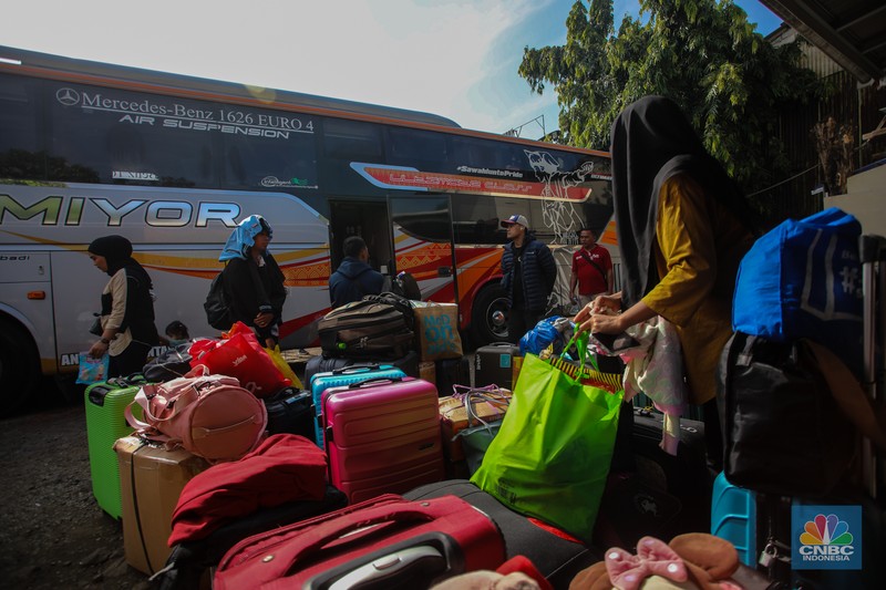 Calon penumpang menunggu kedatangan bus di Terminal Bayangan Pondok Pinang, Jakarta, Rabu (26/3/2025). (CNBC Indonesia/Faisal Rahman) Calon penumpang menunggu kedatangan bus di Terminal Bayangan Pondok Pinang, Jakarta, Rabu (26/3/2025). (CNBC Indonesia/Faisal Rahman)