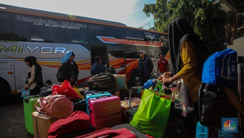 Calon penumpang menunggu kedatangan bus di Terminal Bayangan Pondok Pinang, Jakarta, Rabu (26/3/2025). (CNBC Indonesia/Faisal Rahman)