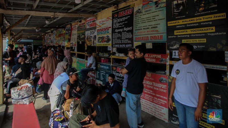 Calon penumpang menunggu kedatangan bus di Terminal Bayangan Pondok Pinang, Jakarta, Rabu (26/3/2025). (CNBC Indonesia/Faisal Rahman)