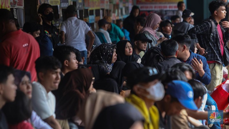 Calon penumpang menunggu kedatangan bus di Terminal Bayangan Pondok Pinang, Jakarta, Rabu (26/3/2025). (CNBC Indonesia/Faisal Rahman)