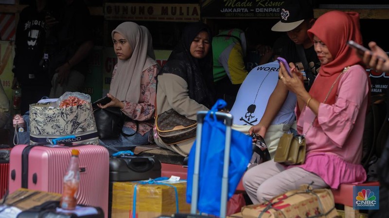 Calon penumpang menunggu kedatangan bus di Terminal Bayangan Pondok Pinang, Jakarta, Rabu (26/3/2025). (CNBC Indonesia/Faisal Rahman)