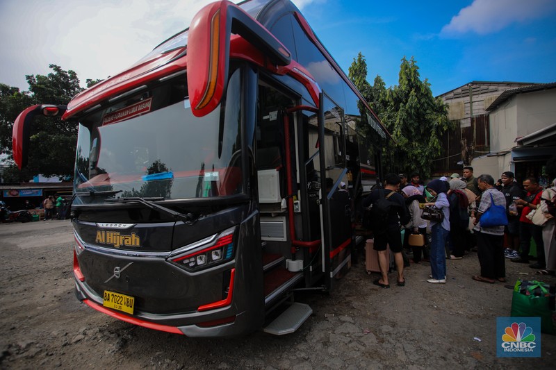 Calon penumpang menunggu kedatangan bus di Terminal Bayangan Pondok Pinang, Jakarta, Rabu (26/3/2025). (CNBC Indonesia/Faisal Rahman) Calon penumpang menunggu kedatangan bus di Terminal Bayangan Pondok Pinang, Jakarta, Rabu (26/3/2025). (CNBC Indonesia/Faisal Rahman)