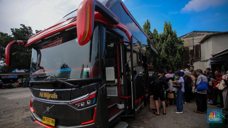 Calon penumpang menunggu kedatangan bus di Terminal Bayangan Pondok Pinang, Jakarta, Rabu (26/3/2025). (CNBC Indonesia/Faisal Rahman)