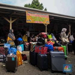 Ramai Pemudik & Koper Warna-warni Berjejer di Terminal Bus Bayangan