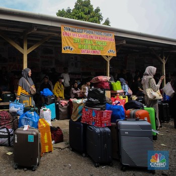 Ramai Pemudik & Koper Warna-warni Berjejer di Terminal Bus Bayangan