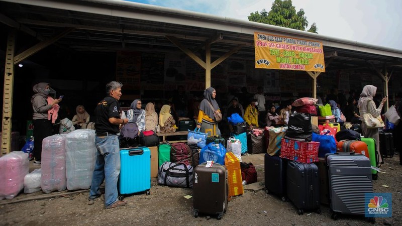 Calon penumpang menunggu kedatangan bus di Terminal Bayangan Pondok Pinang, Jakarta, Rabu (26/3/2025). (CNBC Indonesia/Faisal Rahman)
