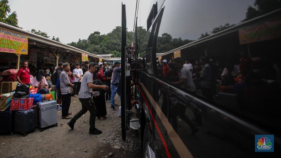 Calon penumpang menunggu kedatangan bus di Terminal Bayangan Pondok Pinang, Jakarta, Rabu (26/3/2025). (CNBC Indonesia/Faisal Rahman)