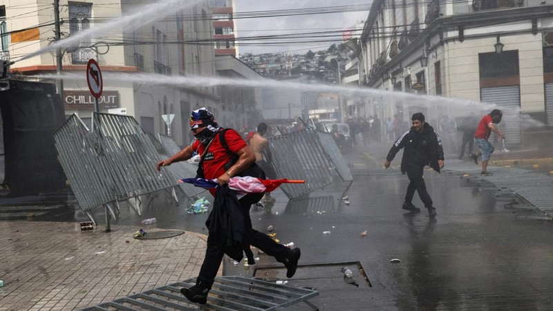 Police officers walk as they hold their shields during a protest against a law being debated that would increase quotas for industrial fishing companies, in Valparaiso Chile March 25, 2025. REUTERS/Pablo Sanhueza     TPX IMAGES OF THE DAY