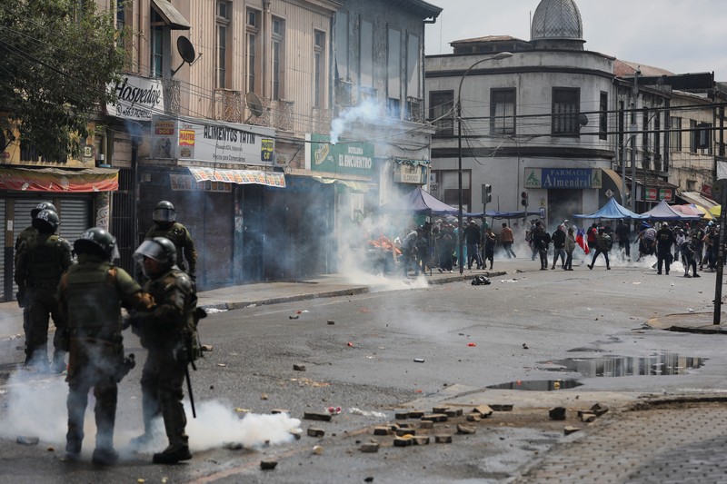 CHILE-PROTEST/FISHING Police officers walk as they hold their shields during a protest against a law being debated that would increase quotas for industrial fishing companies, in Valparaiso Chile March 25, 2025. REUTERS/Pablo Sanhueza TPX IMAGES OF THE DAY