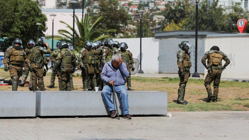 Police officers walk as they hold their shields during a protest against a law being debated that would increase quotas for industrial fishing companies, in Valparaiso Chile March 25, 2025. REUTERS/Pablo Sanhueza     TPX IMAGES OF THE DAY