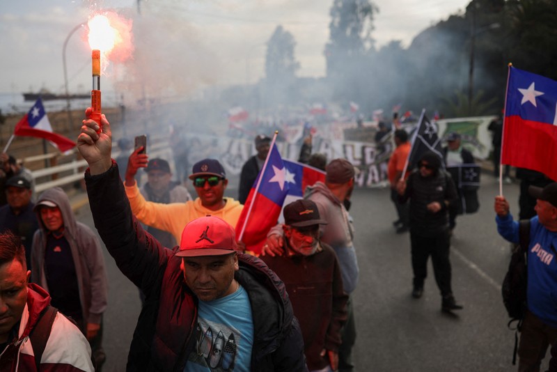 Police officers walk as they hold their shields during a protest against a law being debated that would increase quotas for industrial fishing companies, in Valparaiso Chile March 25, 2025. REUTERS/Pablo Sanhueza     TPX IMAGES OF THE DAY
