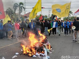 Aksi Blokir Jalur Pantura Tuban dan Bakar Pocong Warnai Demo Tolak UU TNI