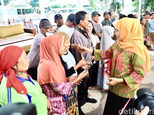 Gubernur Khofifah Bagikan 200 Paket Sembako untuk Warga di Sekitar Grahadi