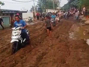 Jeritan Warga Gandus Palembang Jalan Penuh Tanah Liat dan Sulit Dilalui