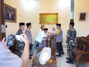 Kapolri Tawarkan Sepupu Alm Anumerta Ghalib Jadi Polisi, Keluarga Sambut Baik