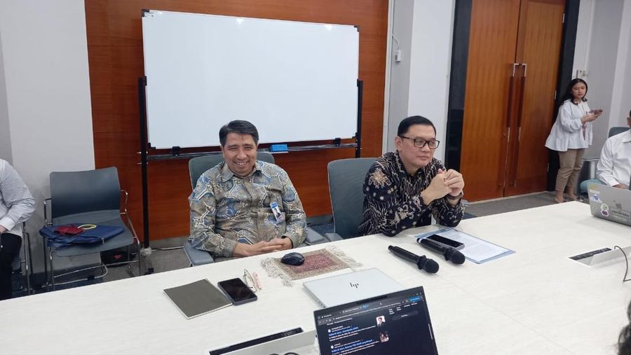 Kepala Departemen Kebijakan Makroprudensial (DKMP) BI Solikin M. Juhro dan Kepala Departemen Komunikasi (DKOM) BI Ramdan Denny Prakoso dalam Taklimat Media, di Gedung BI, Jakarta, Rabu (26/3/2025).