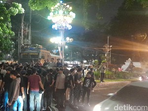Massa Aksi Tuntut Cabut UU TNI di Medan Baru Bubar Malam Ini