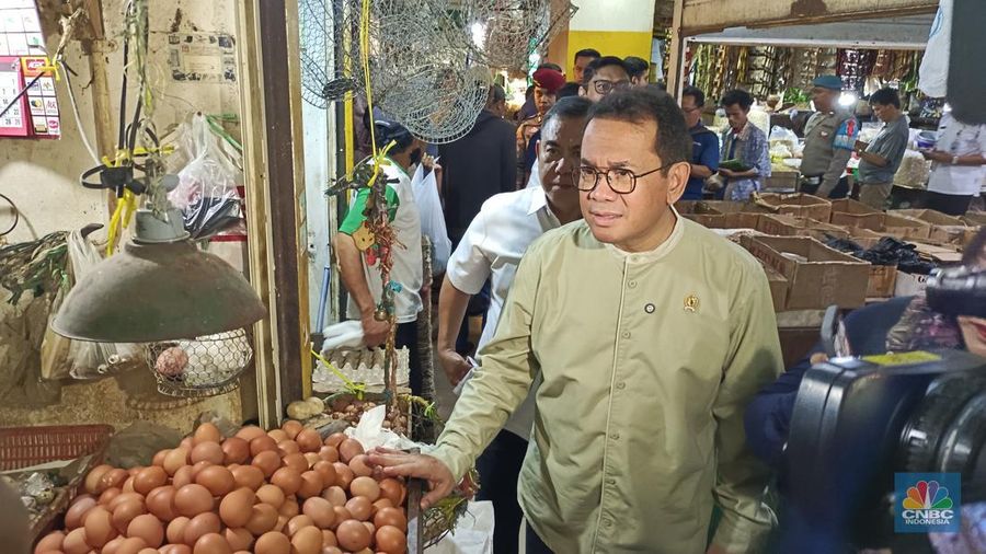 Menteri Perdagangan (Mendag) Budi Santoso melakukan sidak di Pasar Kebon Kembang, Bogor, Jawa Barat, Rabu (26/3/2025). (CNBC Indonesia/Martya)