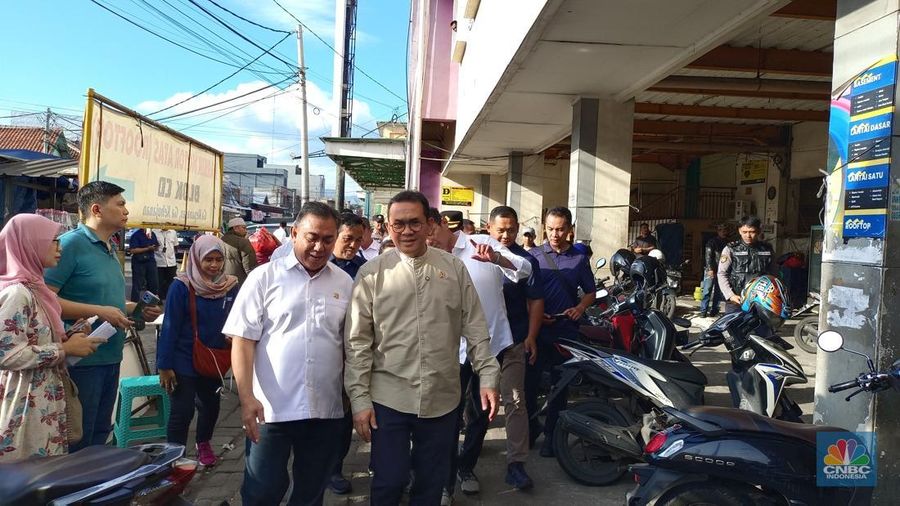 Menteri Perdagangan (Mendag) Budi Santoso melakukan sidak di Pasar Kebon Kembang, Bogor, Jawa Barat, Rabu (26/3/2025). (CNBC Indonesia/Martya)