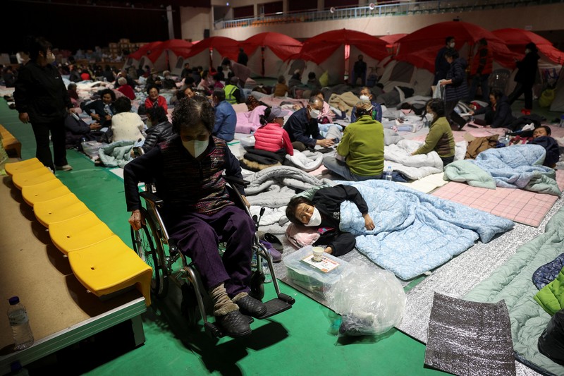 Orang-orang beristirahat di tempat penampungan saat kebakaran hutan menghancurkan daerah tersebut di Yeongyang, Korea Selatan, 26 Maret 2025. (REUTERS/Kim Hong-Ji)