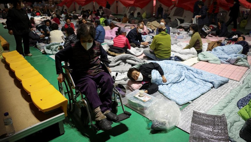 Orang-orang beristirahat di tempat penampungan saat kebakaran hutan menghancurkan daerah tersebut di Yeongyang, Korea Selatan, 26 Maret 2025. (REUTERS/Kim Hong-Ji)