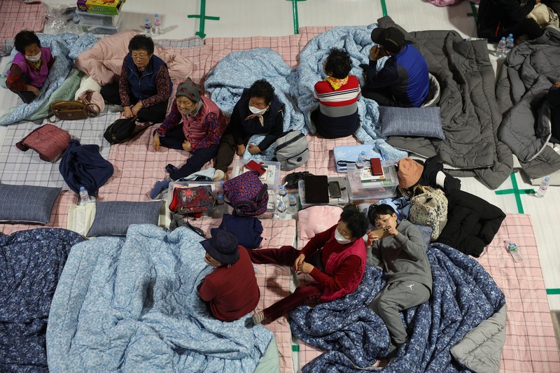 Orang-orang beristirahat di tempat penampungan saat kebakaran hutan menghancurkan daerah tersebut di Yeongyang, Korea Selatan, 26 Maret 2025. (REUTERS/Kim Hong-Ji)