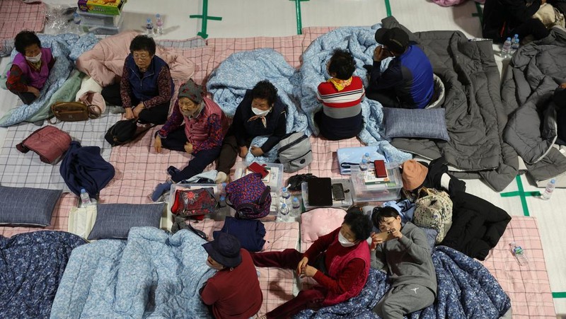 Orang-orang beristirahat di tempat penampungan saat kebakaran hutan menghancurkan daerah tersebut di Yeongyang, Korea Selatan, 26 Maret 2025. (REUTERS/Kim Hong-Ji)