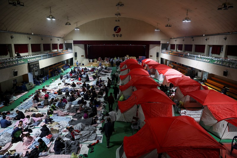 Orang-orang beristirahat di tempat penampungan saat kebakaran hutan menghancurkan daerah tersebut di Yeongyang, Korea Selatan, 26 Maret 2025. (REUTERS/Kim Hong-Ji)