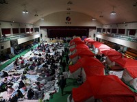 Potret Terkini 'Neraka' Korsel, Warga Mengungsi di Gedung Olahraga