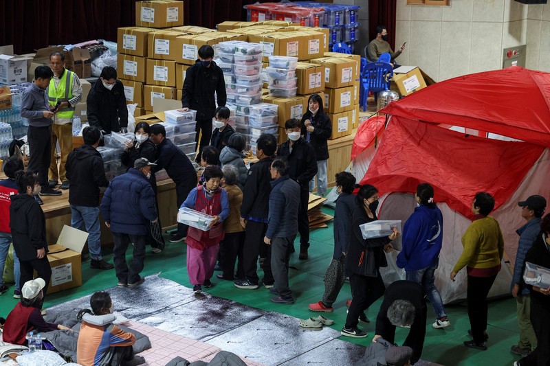 Orang-orang beristirahat di tempat penampungan saat kebakaran hutan menghancurkan daerah tersebut di Yeongyang, Korea Selatan, 26 Maret 2025. Orang-orang beristirahat di tempat penampungan saat kebakaran hutan menghancurkan daerah tersebut di Yeongyang, Korea Selatan, 26 Maret 2025. (REUTERS/Kim Hong-Ji)