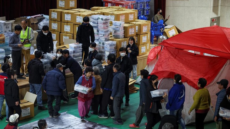 Orang-orang beristirahat di tempat penampungan saat kebakaran hutan menghancurkan daerah tersebut di Yeongyang, Korea Selatan, 26 Maret 2025. (REUTERS/Kim Hong-Ji)