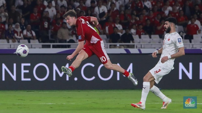 Ole Romeny mencetak gol pertama membawa Indonesia unggul 1-0 atas Bahrain di babak pertama laga Kualifikasi Piala Dunia 2026 Grup C di Stadion Utama Gelora Bung Karno, Senayan, Selasa (25/3/2025) malam WIB. (վ/Faisal Rahman)
