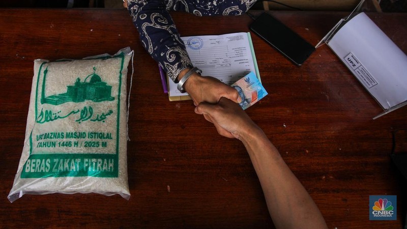 Petugas amil zakat melayani warga yang ingin membayar zakat fitrah di Masjid Istiqlal, Jakarta, Rabu (26/3/2025). (վ/Faisal Rahman)