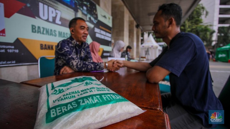 Petugas amil zakat melayani warga yang ingin membayar zakat fitrah di Masjid Istiqlal, Jakarta, Rabu (26/3/2025). (վ/Faisal Rahman)