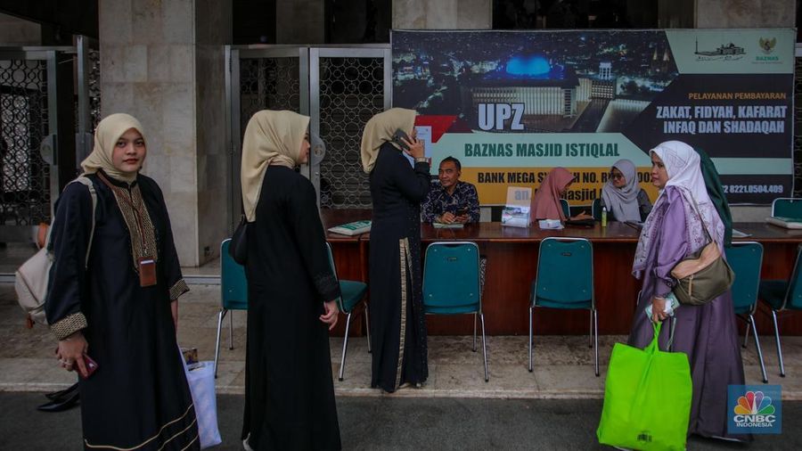 Petugas amil zakat melayani warga yang ingin membayar zakat fitrah di Masjid Istiqlal, Jakarta, Rabu (26/3/2025). (վ/Faisal Rahman)