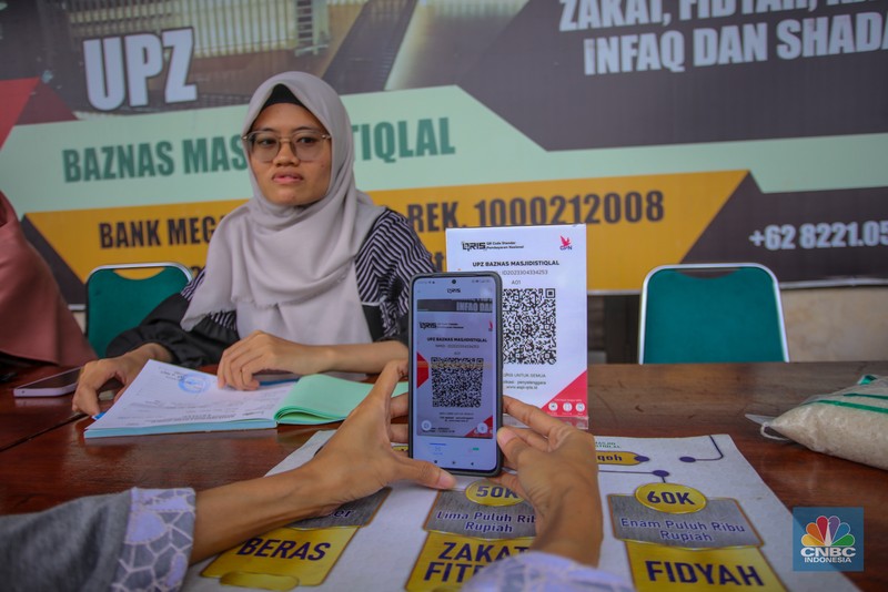 Petugas amil zakat melayani warga yang ingin membayar zakat fitrah di Masjid Istiqlal, Jakarta, Rabu (26/3/2025). Petugas amil zakat melayani warga yang ingin membayar zakat fitrah di Masjid Istiqlal, Jakarta, Rabu (26/3/2025). (CNBC Indonesia/Faisal Rahman)