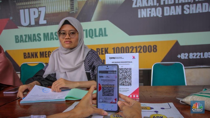 Petugas amil zakat melayani warga yang ingin membayar zakat fitrah di Masjid Istiqlal, Jakarta, Rabu (26/3/2025). (վ/Faisal Rahman)